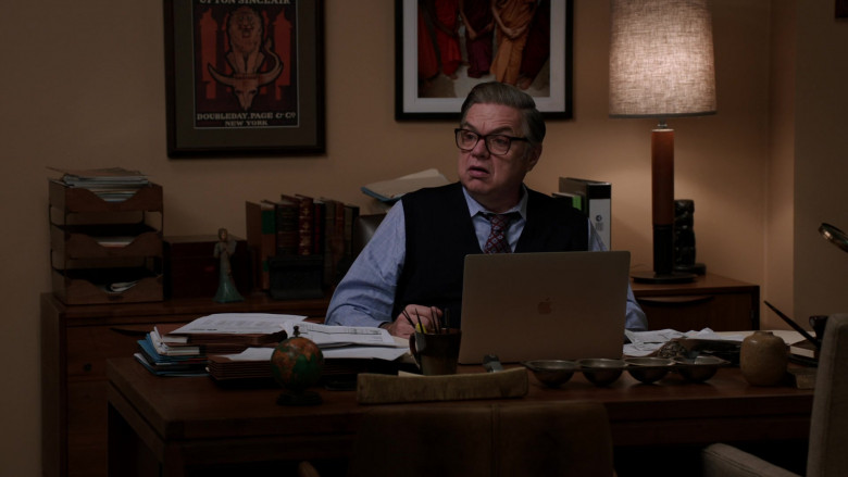 Apple MacBook Laptop of Oliver Platt as Daniel Charles in Chicago Med S07E13 Reality Leaves a Lot to the Imagination (2)