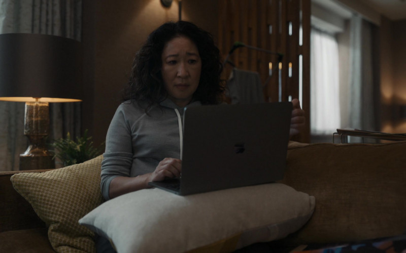 Apple MacBook Laptop of Sandra Oh as Eve Polastri in Killing Eve S04E02 Don't Get Eaten (2022)