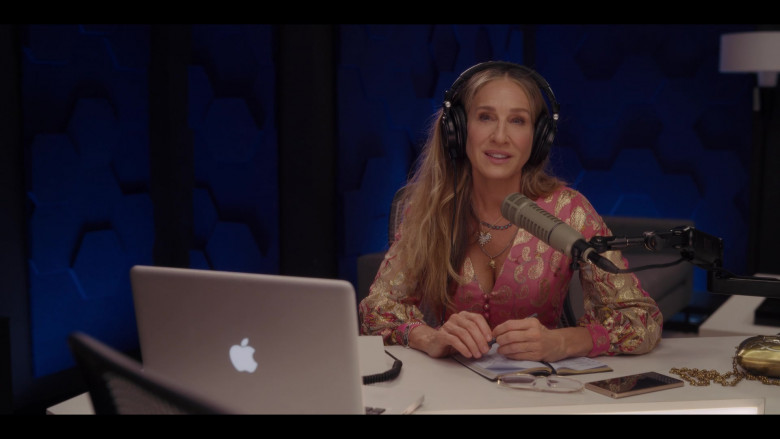 Apple MacBook Laptop of Sarah Jessica Parker as Carrie Bradshaw in And Just Like That… S01E10 Seeing the Light (2)