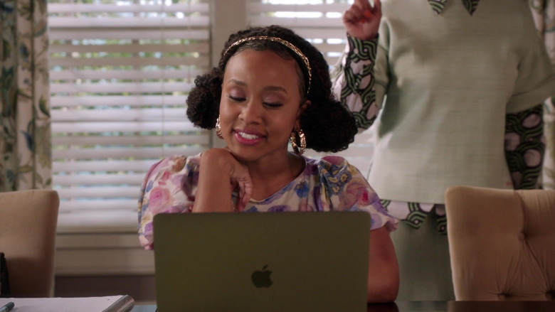 Apple MacBook Laptops in Black-ish S08E06 Mom Mentor (1)