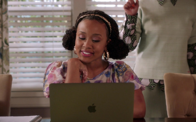 Apple MacBook Laptops in Black-ish S08E06 Mom Mentor (1)