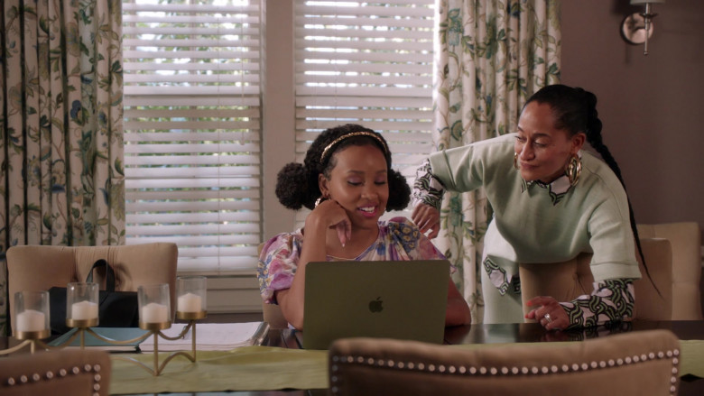 Apple MacBook Laptops in Black-ish S08E06 Mom Mentor (2)