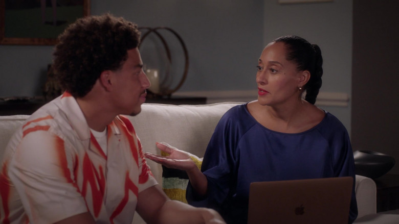 Apple MacBook Laptops in Black-ish S08E06 Mom Mentor (3)