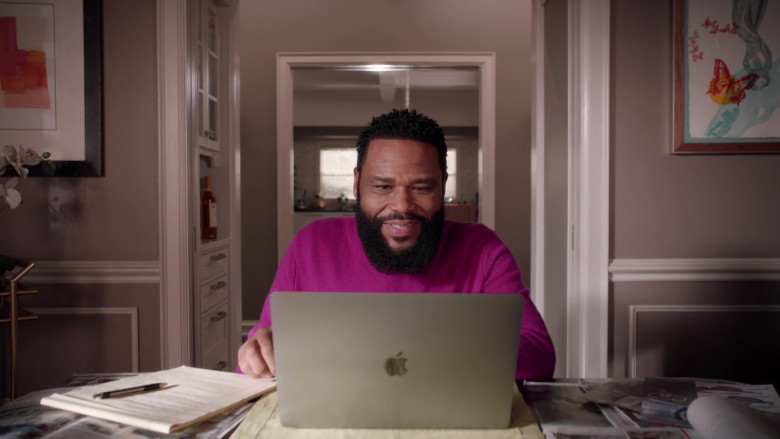 Apple MacBook Laptops in Black-ish S08E06 Mom Mentor (4)