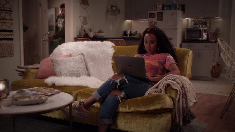 Apple MacBook Laptops in Black-ish S08E06 Mom Mentor (5)