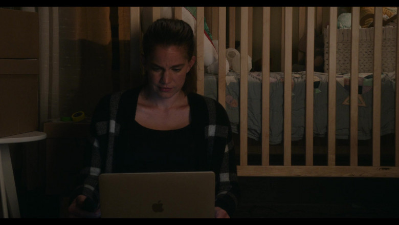 Apple MacBook Laptops in Inventing Anna S01E03 Two Birds, One Throne (2)