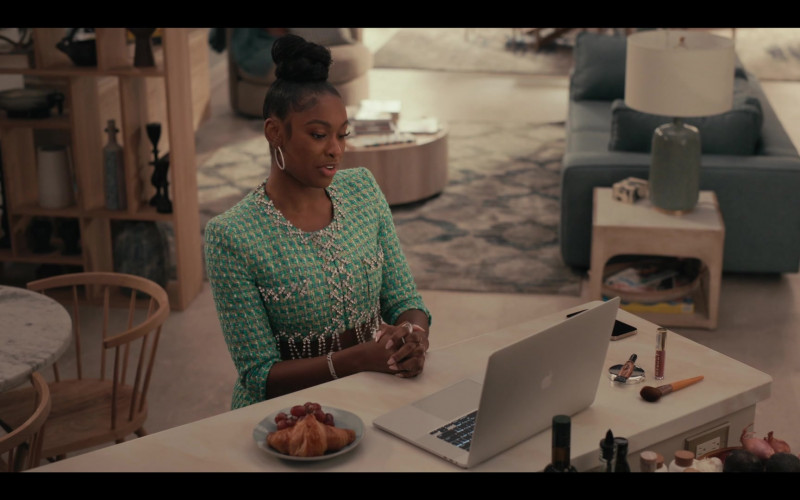 Apple MacBook Pro Laptop of Coco Jones as Hilary Banks in Bel-Air S01E04 Canvass (1)