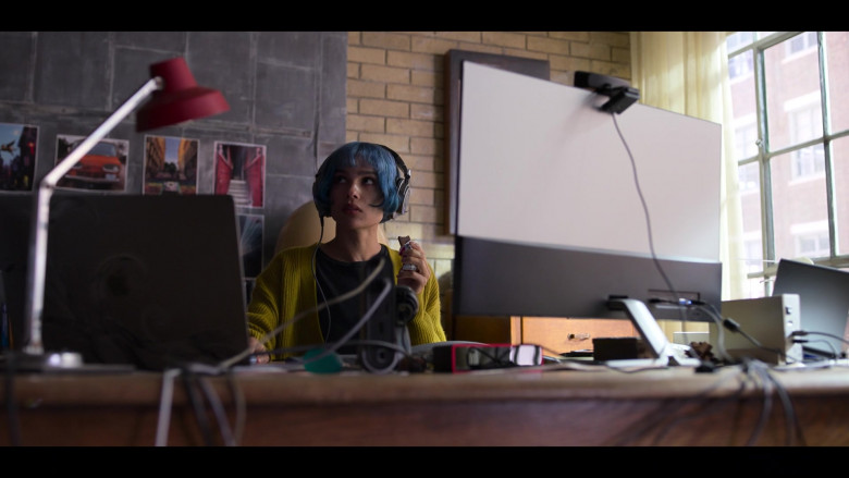 Apple MacBook Pro Laptop of Zoë Kravitz as Angela Childs in Kimi 2022 Movie (1)