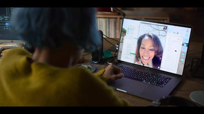 Apple MacBook Pro Laptop of Zoë Kravitz as Angela Childs in Kimi 2022 Movie (2)