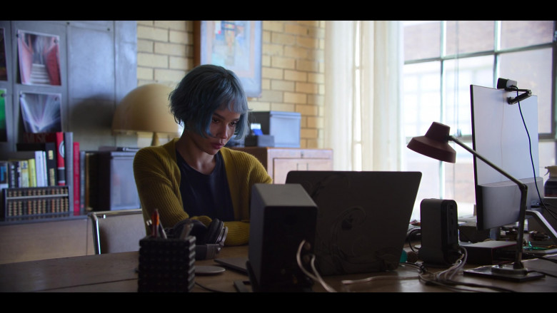 Apple MacBook Pro Laptop of Zoë Kravitz as Angela Childs in Kimi 2022 Movie (3)