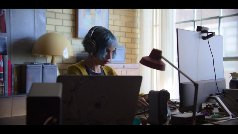 Apple MacBook Pro Laptop of Zoë Kravitz as Angela Childs in Kimi 2022 Movie (4)