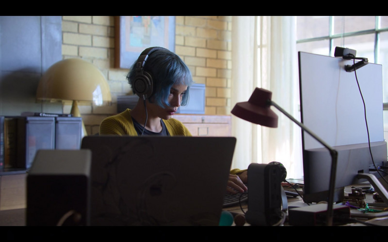 Apple MacBook Pro Laptop of Zoë Kravitz as Angela Childs in Kimi 2022 Movie (4)