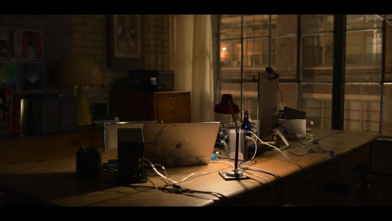 Apple MacBook Pro Laptop of Zoë Kravitz as Angela Childs in Kimi 2022 Movie (5)