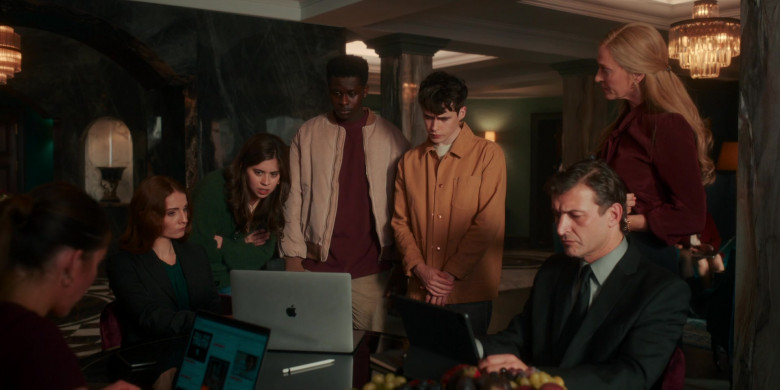 Apple MacBook Pro Laptops Used by Cast Members in Suspicion S01E04 The Devil You Know (1)