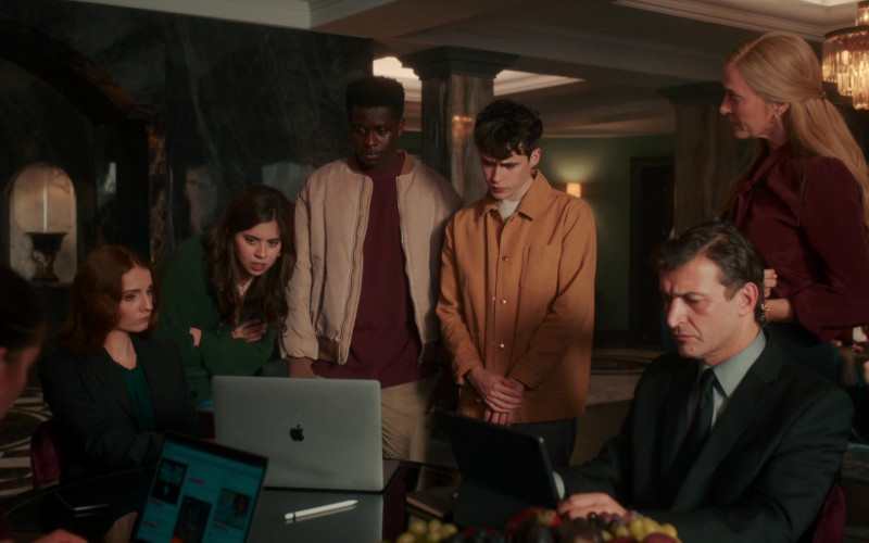 Apple MacBook Pro Laptops Used by Cast Members in Suspicion S01E04 The Devil You Know (1)