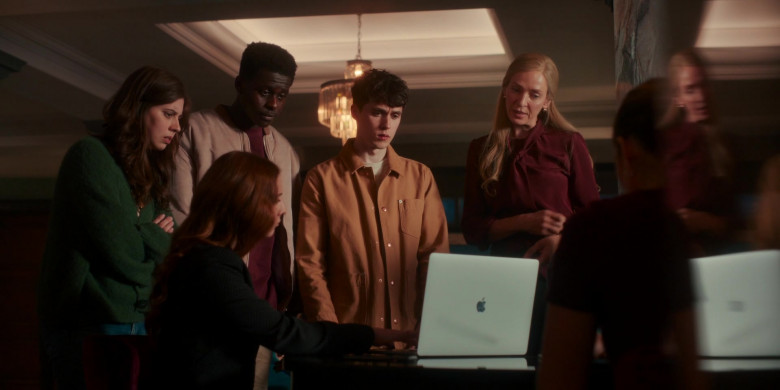 Apple MacBook Pro Laptops Used by Cast Members in Suspicion S01E04 The Devil You Know (2)