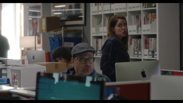 Apple iMac All-In-One Computers Used by Cast Members in Inventing Anna S01E07 Cash on Delivery (1)