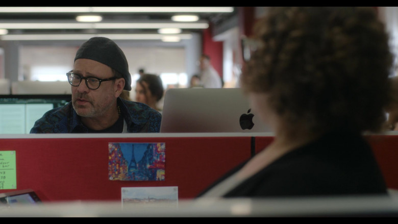 Apple iMac All-In-One Computers Used by Cast Members in Inventing Anna S01E07 Cash on Delivery (4)