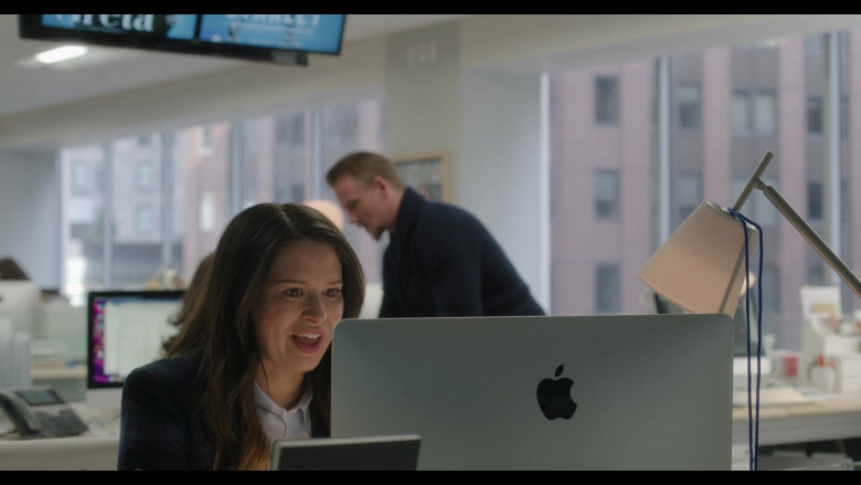 Apple iMac All-In-One Computers Used by Cast Members in Inventing Anna S01E07 Cash on Delivery (6)