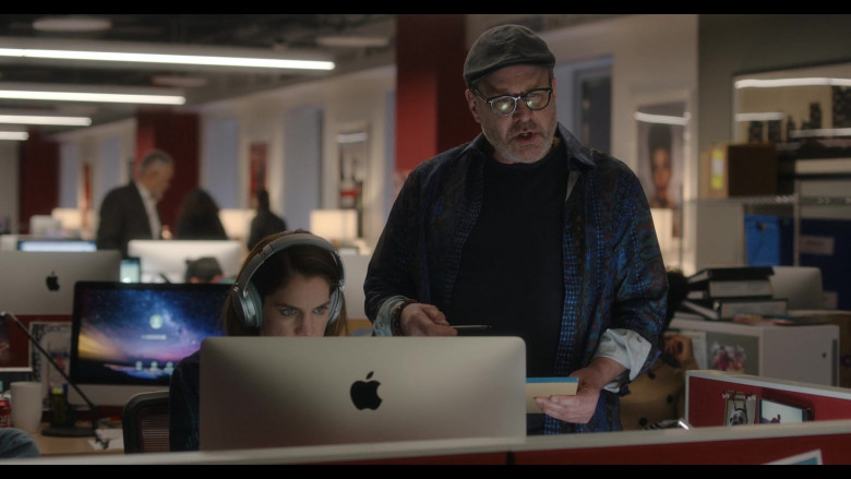 Apple iMac All-In-One Computers Used by Cast Members in Inventing Anna S01E07 Cash on Delivery (8)