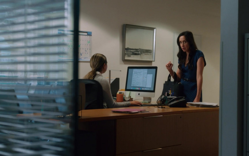 Apple iMac Computer in Workin’ Moms S06E06 Oh. Ohh. Ohhh. (2022)