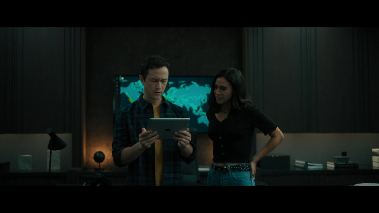 Apple iPad Tablet Used by Joseph Gordon-Levitt as Travis Kalanick in Super Pumped The Battle For Uber S01E01 Grow or Die (2022)