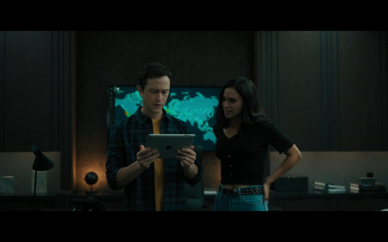 Apple iPad Tablet Used by Joseph Gordon-Levitt as Travis Kalanick in Super Pumped The Battle For Uber S01E01 Grow or Die (2022)