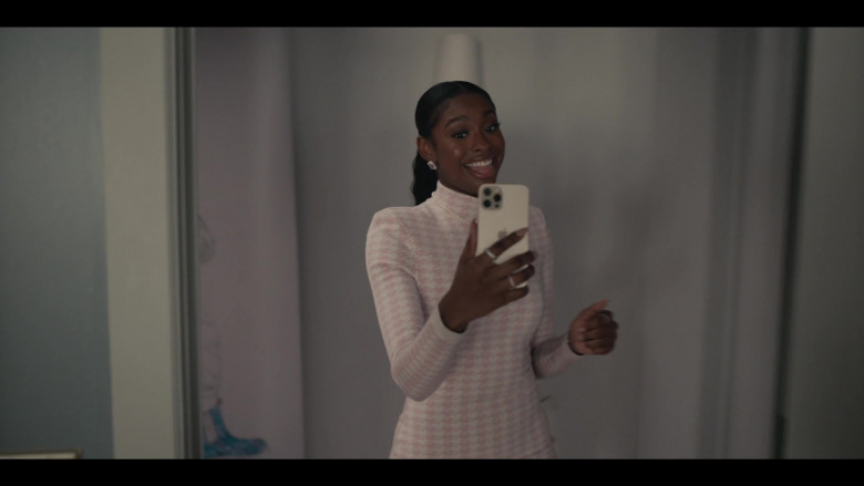 Apple iPhone Smartphone of Coco Jones as Hilary Banks in Bel-Air S01E01 Dreams and Nightmares (2022)