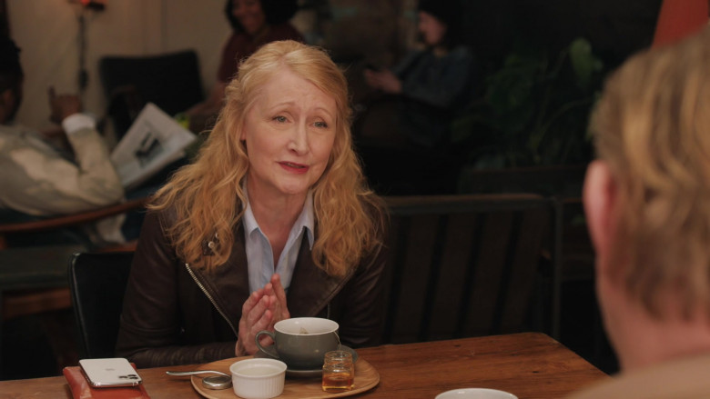 Apple iPhone Smartphone of Patricia Clarkson as Ellen in State of the Union S02E07 The Road Most Travelled (2022)