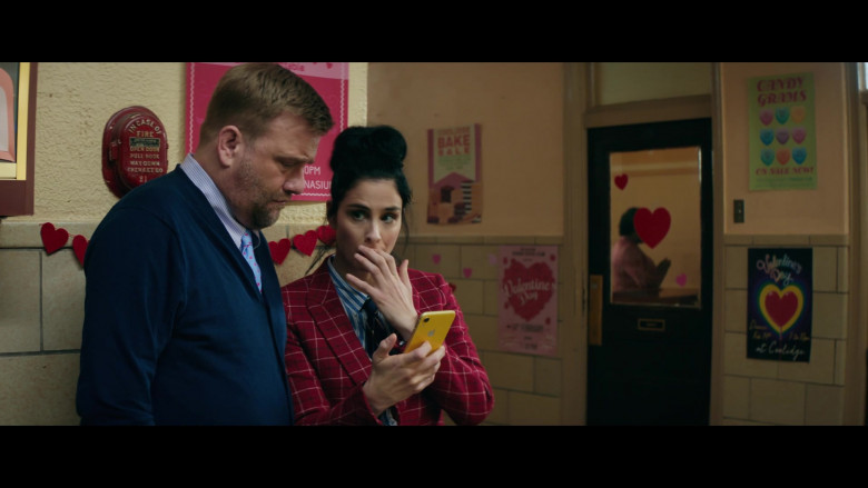 Apple iPhone Smartphone of Sarah Silverman as Parker Debbs in Marry Me Movie (4)
