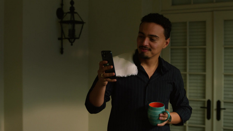 Apple iPhone Smartphone of Tonatiuh as Antonio Sandoval in Promised Land S01E05 Los Rivales (Rivals) (2022)