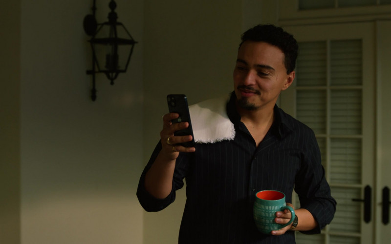 Apple iPhone Smartphone of Tonatiuh as Antonio Sandoval in Promised Land S01E05 Los Rivales (Rivals) (2022)