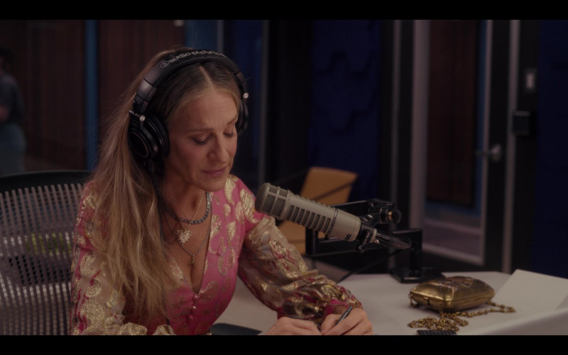 Audio-Technica Headphones Used by Sarah Jessica Parker as Carrie Bradshaw in And Just Like That... S01E10 "Seeing the Light" (2022)