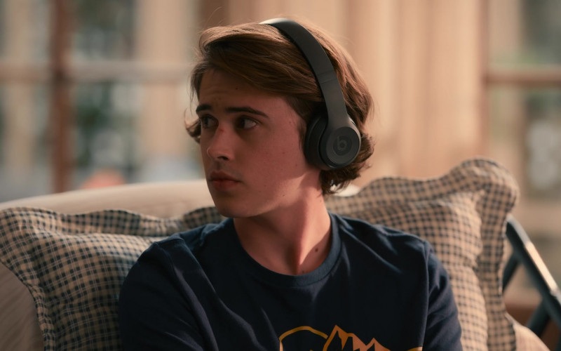 Beats Headphones of Logan Allen as Kyle Townsend in Sweet Magnolias S02E03 The More Things Change (2)