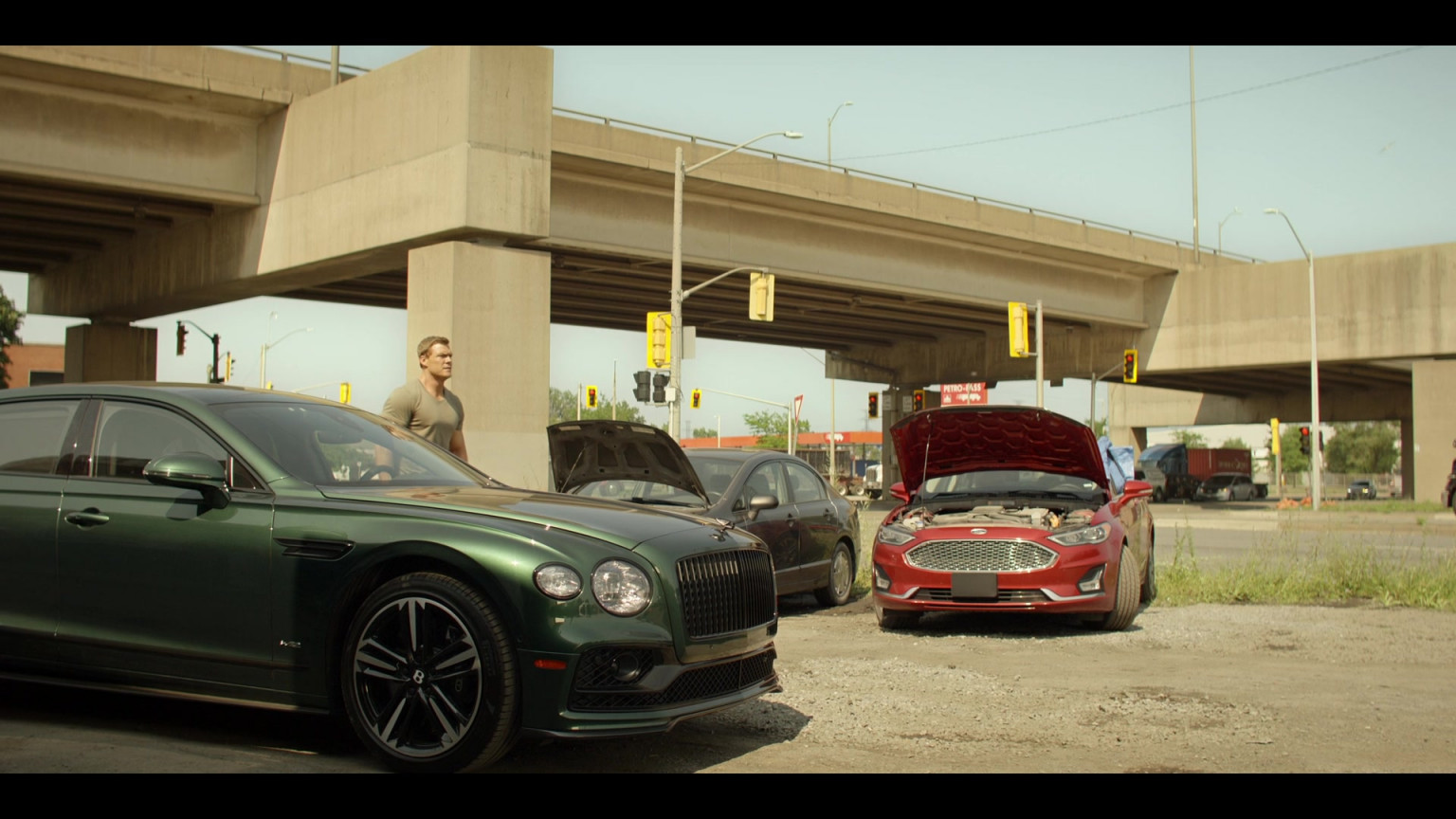 Bentley Flying Spur Luxury Car In Reacher S01E06 "Papier" (2022)