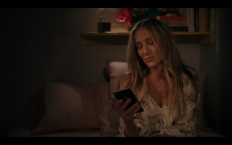 Blackberry Smartphone of Sarah Jessica Parker as Carrie Bradshaw in And Just Like That... S01E10 "Seeing the Light" (2022)