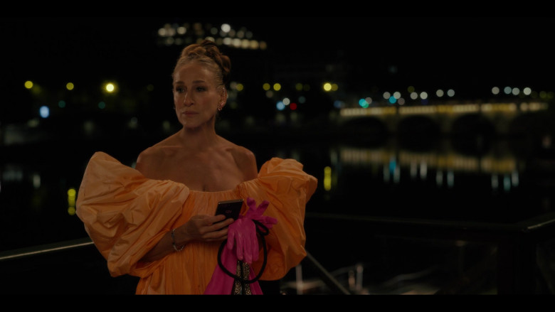 Blackberry Smartphone of Sarah Jessica Parker as Carrie Bradshaw in And Just Like That… S01E10 Seeing the Light (2)
