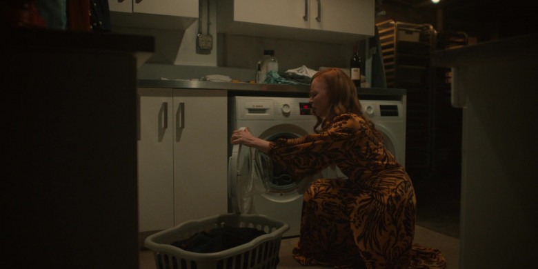 Bosch Washing Machine Used by Lauren Ambrose as Dorothy Turner in Servant S03E06 Fish (2022)