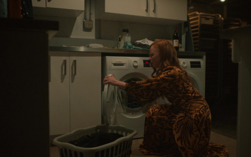 Bosch Washing Machine Used by Lauren Ambrose as Dorothy Turner in Servant S03E06 Fish (2022)