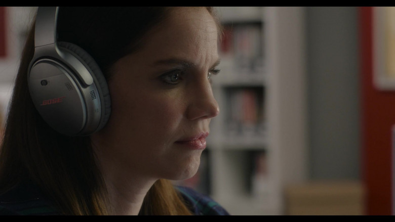 Bose Headphones of Anna Chlumsky as Vivian in Inventing Anna S01E07 Cash on Delivery (2022)