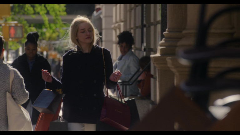 Cartier Store Bag Of Julia Garner As Anna Delvey In Inventing Anna ...