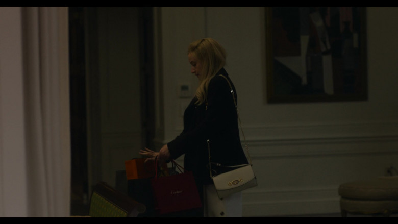 Cartier Store Bag of Julia Garner as Anna Delvey in Inventing Anna S01E02 The Devil Wore Anna (2)