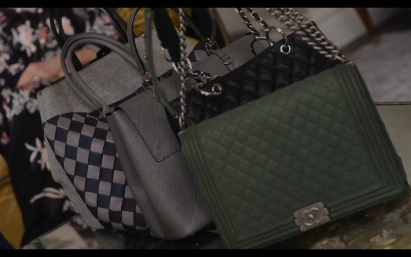 Chanel Handbag in Inventing Anna S01E02 The Devil Wore Anna (2022)