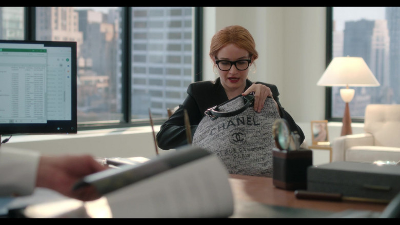Chanel Women's Bag of Julia Garner as Anna Delvey in Inventing Anna S01E04 A Wolf in Chic Clothing (2022)