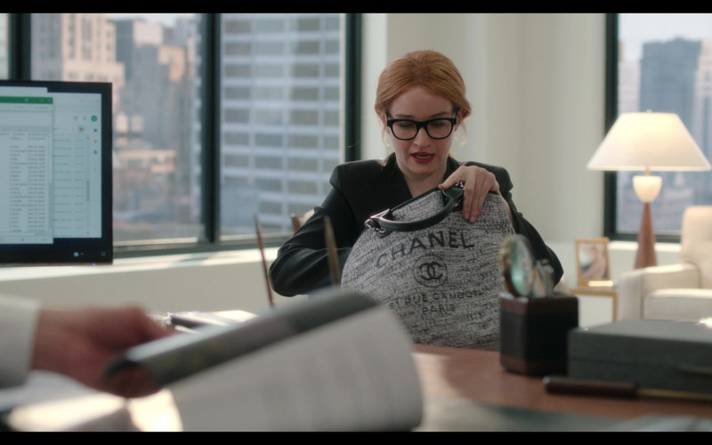 Chanel Women’s Bag of Julia Garner as Anna Delvey in Inventing Anna S01E04 A Wolf in Chic Clothing (2022)