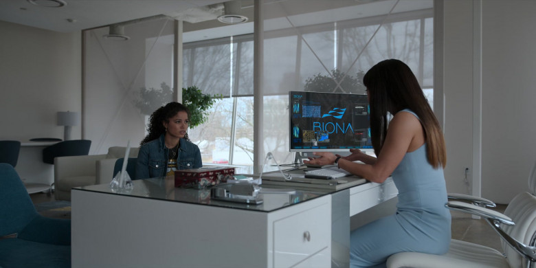 Dell AIO Computer Used by Ali Ahn as Suzanne Wu in Raising Dion S02E04 ISSUE #204 With Friends Like These (1)