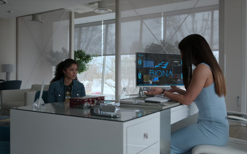 Dell AIO Computer Used by Ali Ahn as Suzanne Wu in Raising Dion S02E04 ISSUE #204 With Friends Like These (1)