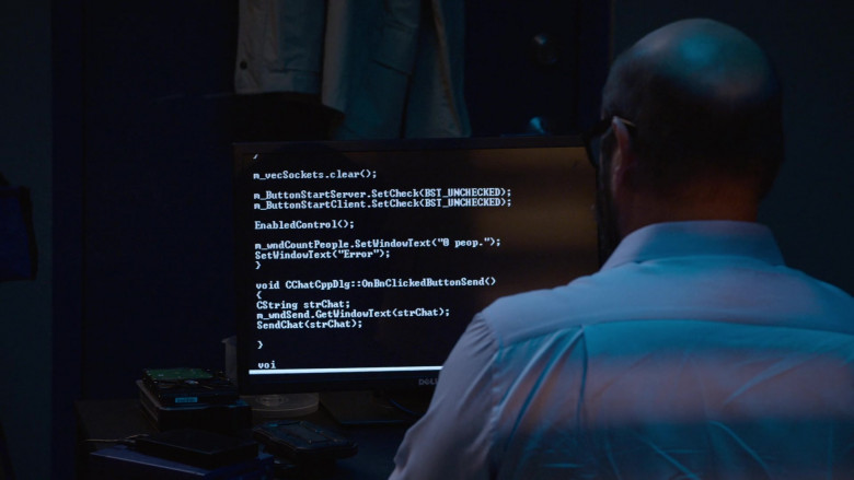 Dell Computer Monitors in Murderville S01E03 Most Likely to Commit Murder (2)