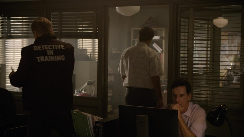 Dell Monitor in Murderville S01E01 The Magician's Assistant (2022)