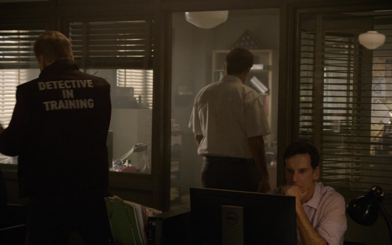 Dell Monitor in Murderville S01E01 The Magician's Assistant (2022)
